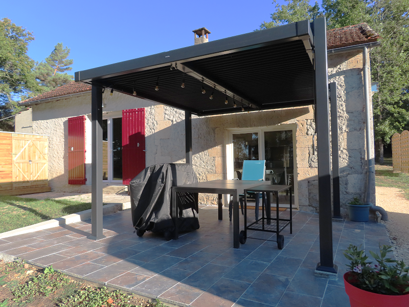 Pergola et terrasse du gîte